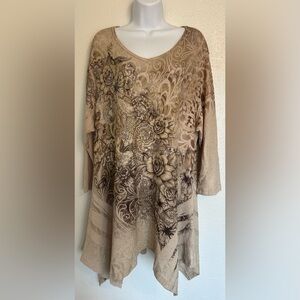 Studio Gem Q. Floral Neutral Tunic Top